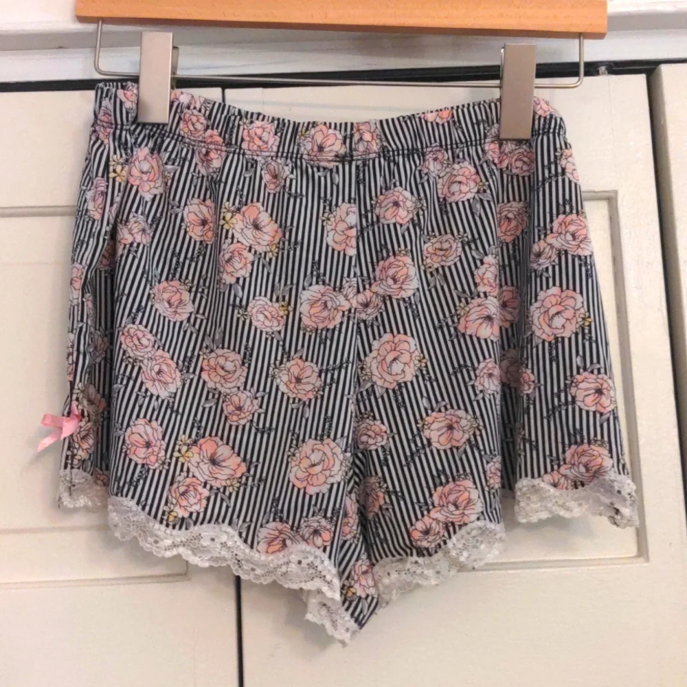 // DONATED ๐ 2/$7 Marilyn Monroe cami short stripped pajama set size L - Picture 9 of 12